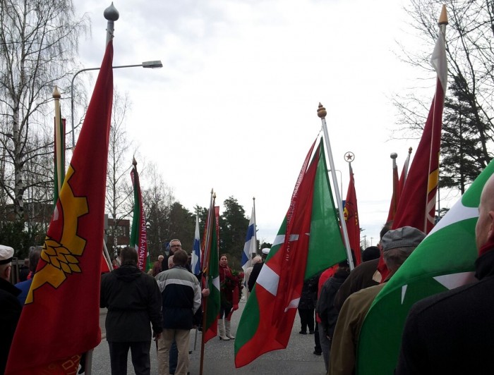 Tuuli leihytteli lippuja työväenjärjestöjen valmistautuessa Vapun aamun tilaisuuteen Hiekkaharjun luokkasodan uhrien muistomerkillä.