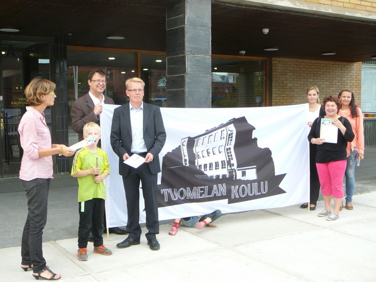 Tuomelan koulun puolustajat mielenilmauksessa Vantaan kaupungintalolla kampanjan alkuaikoina syyskuussa 2013.