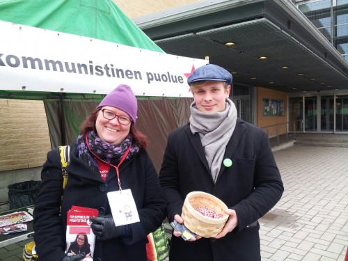 Rita Dahl Korson markkinoilla 29.3. kilvoittelemassa äänistä mm. kuvan Vihreiden ehdokkaan kanssa.