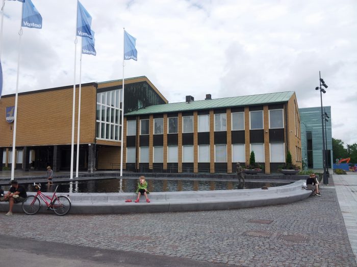 Vantaan kaupungintalon edustalle Tikkurilaan valmistunut Vesipeili velävöittää kaupungintalon ja uuden torin tienoota. kaupungintalon
