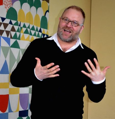 Vantaan Rauhanklubin kevään ensimmäinen vieras on käsitetaiteilija Juha-Pekka Väisänen, joka kertoo taiteesta rauhantyön välineenä ja muunkin yhteiskunnallisen toiminnan vaikuttajan.